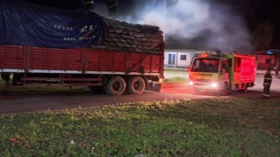 Controlaron un principio de incendio en un camión cargado con carbón