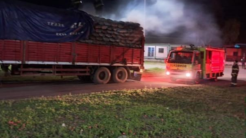 Controlaron un principio de incendio en un camión cargado con carbón