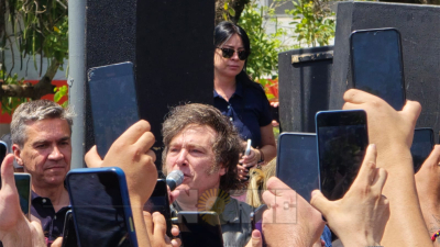 Llegó Milei a la plaza Belgrano y se encontró con los militantes 