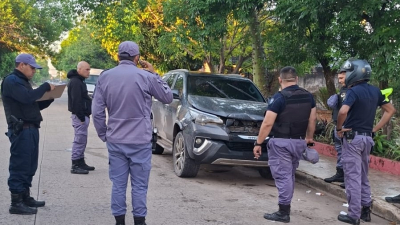 Persecución en la madrugada: detienen a nueve jóvenes en una camioneta tras fuga y disparos