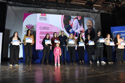Entrega de certificados del curso Acompañante Terapéutico con Orientación en TEA-4.jpeg