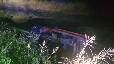 Camión cayó a un canal y fue hallado sin ocupantes