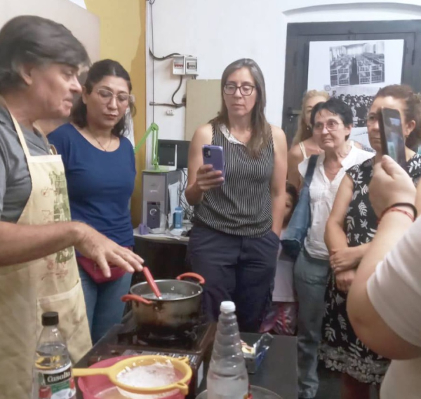 En el penúltimo taller del año, Marcelo López Ullmann que enseñó a hacer ricota, queso crema y queso Paraguay.