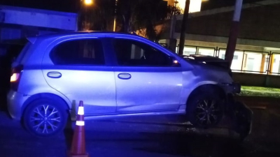 Un auto terminó incrustado en una columna tras maniobra para evitar una moto