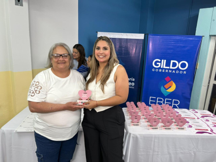 Entrega de certificados a mujeres (3).jpg