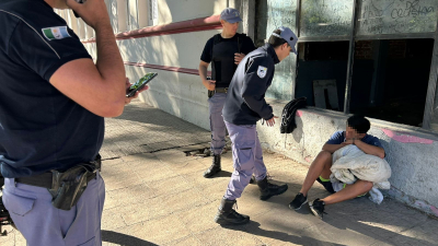 Una mujer herida pidió auxilio en Casa de Gobierno y terminaron demorados ella y su pareja