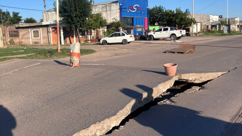 El calor partió el pavimento en la avenida Soberanía Nacional