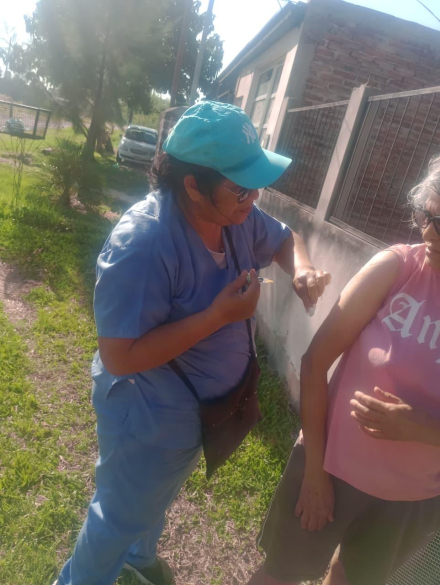 Salud en terreno recorrida casa por casa en el barrio Divino Niño (6).jpeg