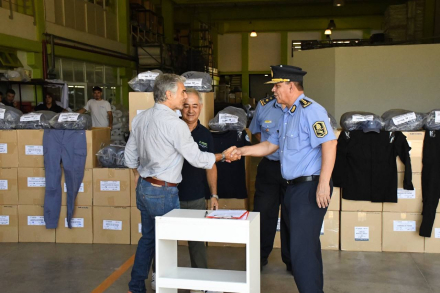 entrega de uniformes policiales confeccionados por Fontex (3).jpg