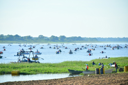 competencia de pesca a remo foto archivo.jpg