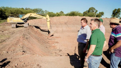 El gobernador constató las obras de la represa comunitaria en Villa Berthet
