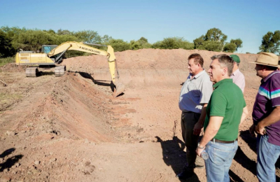 El gobernador constató las obras de la represa comunitaria en Villa Berthet