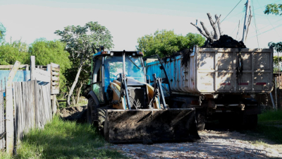 Con topadora desplazaron otra ocupación en una laguna de Resistencia