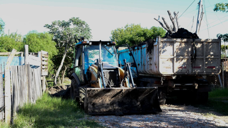 Con topadora desplazaron otra ocupación en una laguna de Resistencia