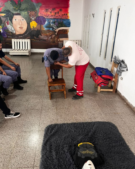 Personal de salud capacitó a efectivos policiales en respuesta ante emergencias en Las Lomitas (3).jpeg