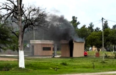 Incendiaron la cabina de ingreso al corsódromo en Quitilipi