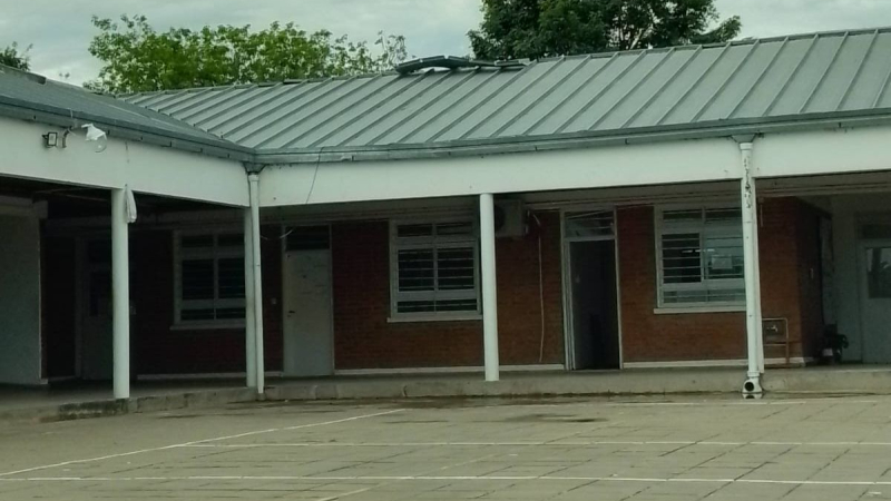 Estudiantes de la Escuela Técnica N° 39 de Tirol piden urgente reparación del edificio
