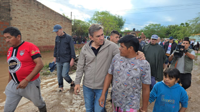 El gobernador recorrió barrios inundados de Castelli