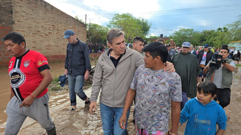 El gobernador recorrió barrios inundados de Castelli