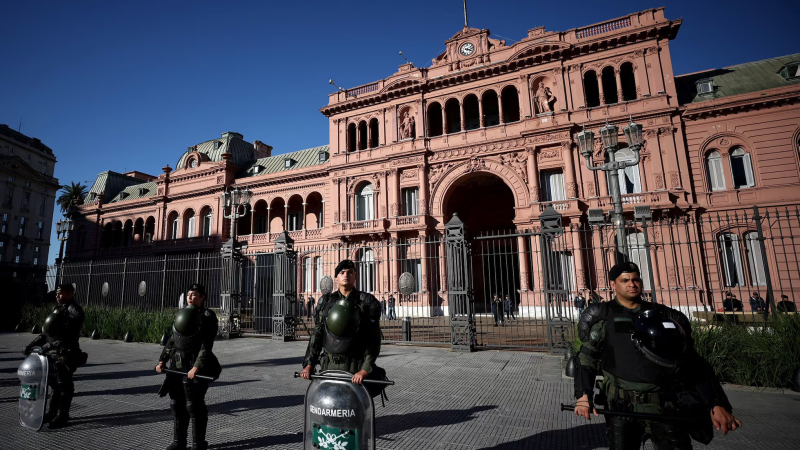 Milei entre la prohibición de la prensa en Casa Rosada y la eliminación de las Paso