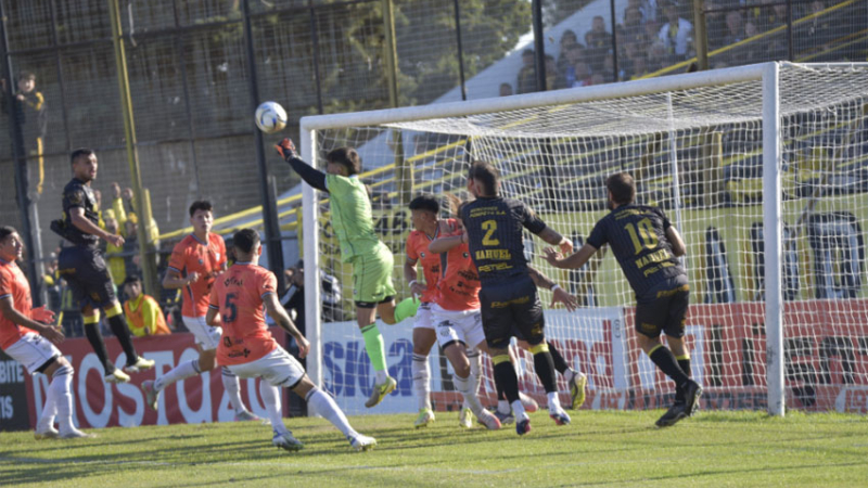 For Ever se durmió en el final y lo pagó caro ante Almirante Brown
