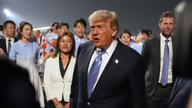 Trump aterriza en Pekín en busca de oxígeno: "Somos las dos superpotencias"