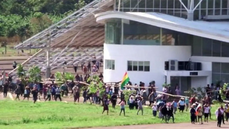 Manifestantes tomaron el aeropuerto de Chimoré para evitar la detención de Evo Morales