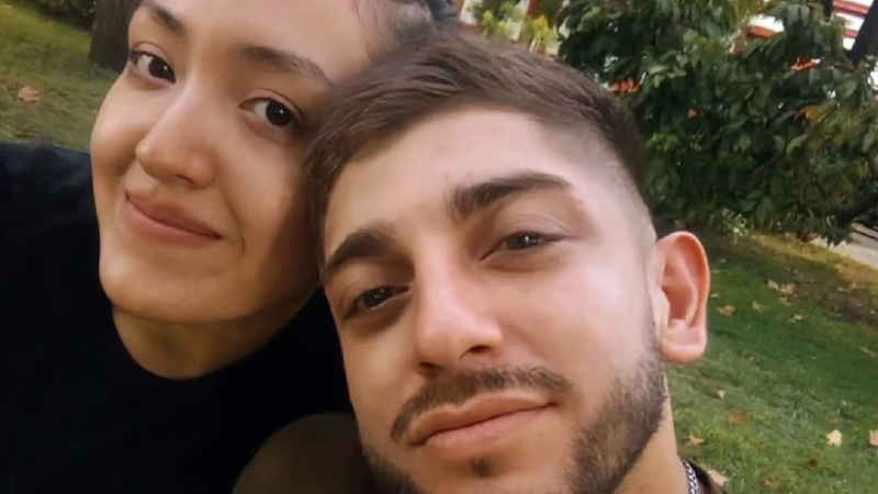 Llamó al 911 para pedir ayuda y, cuando la policía llegó, ya la habían asesinado