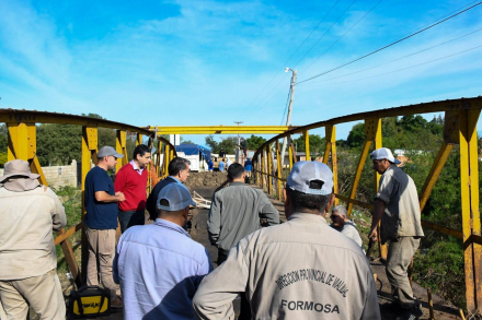 Vialidad Provincial trabaja en remover la estructura del puente sobre el riacho El Pucú (3)