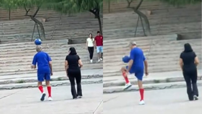 En una plaza dio un espectáculo de destreza con la pelota al estilo Maradona