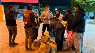 Noches de luz: jóvenes llevaron abrigo, comida y esperanza a personas en situación de calle