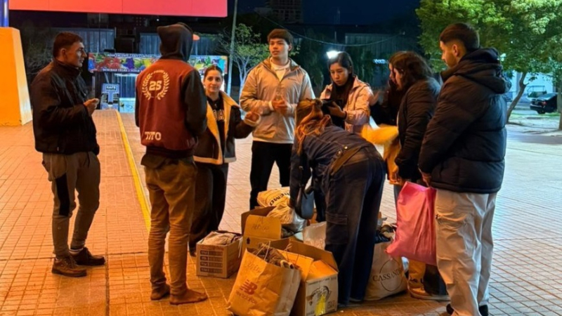 Noches de luz: jóvenes llevaron abrigo, comida y esperanza a personas en situación de calle