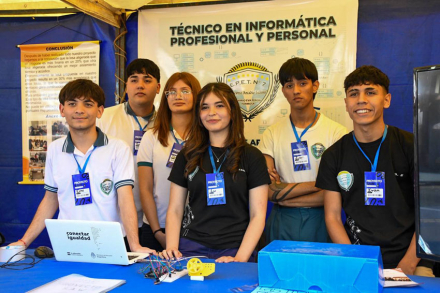 Estudiantes-de-Educación-Técnica-en-expo-ingeniería
