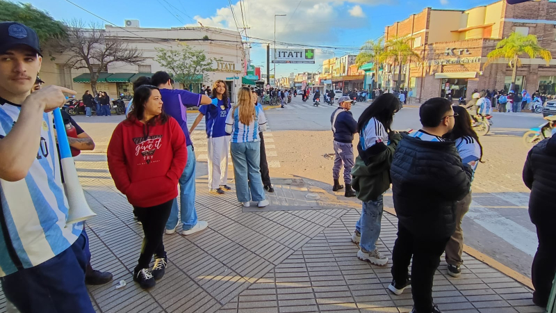 Fuerte operativo policial en medio de la caravana festiva