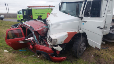 Una mujer murió tras chocar una camioneta y un camión