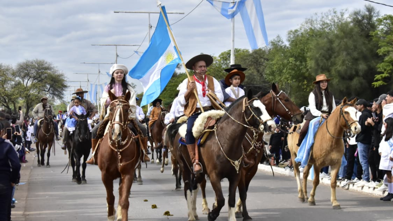 Los Frentones conmemoró el Día de la Independencia con un emotivo acto patrio