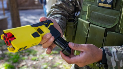 Arritmias, caídas y grupos de riesgo: las advertencias médicas sobre el uso de las Taser
