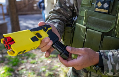 Arritmias, caídas y grupos de riesgo: las advertencias médicas sobre el uso de las Taser