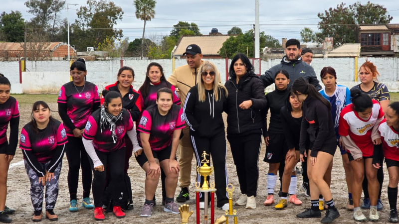 Encuentro de fútbol femenino en San Martín