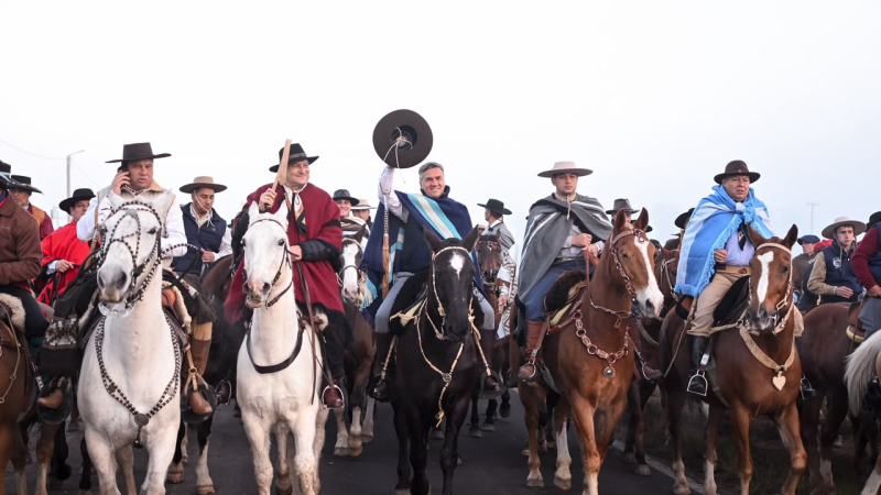 Junto a miles de peregrinos, Leandro Zdero participó del inicio de la Cabalgata de la Fe