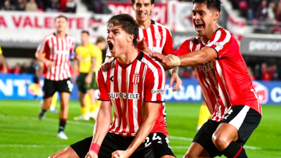 Estudiantes aplastó a Defensa y Justicia por 3 a 0
