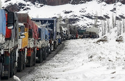 Más de 70 camiones cargados con carbón vegetal del Chaco están varados por la nieve