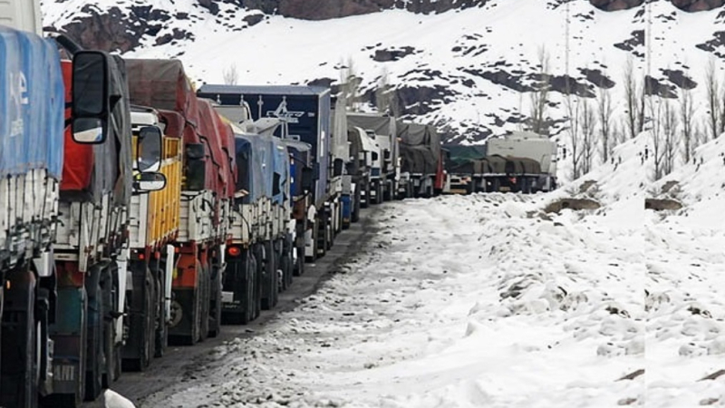 Más de 70 camiones cargados con carbón vegetal del Chaco están varados por la nieve