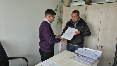 Se entregó un nuevo título de propiedad a un vecino del barrio Juan Bautista Alberdi