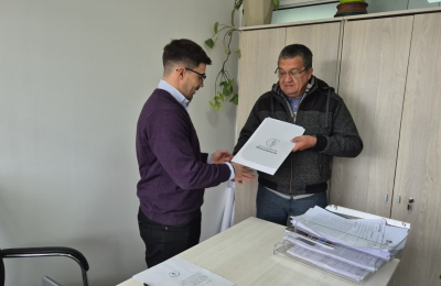 Se entregó un nuevo título de propiedad a un vecino del barrio Juan Bautista Alberdi