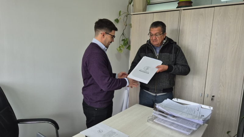 Se entregó un nuevo título de propiedad a un vecino del barrio Juan Bautista Alberdi