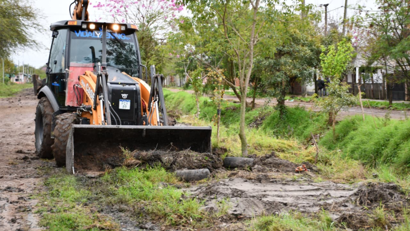 Con una retroexcavadora limpiaron el canal Quijano