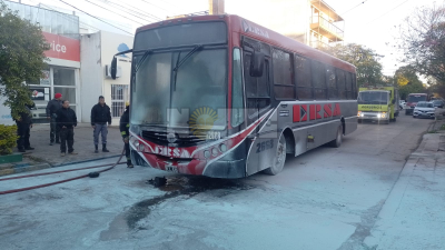 Alarma en pleno centro: se incendió un colectivo urbano frente a Gendarmería