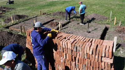 Laguna Blanca: avanza la construcción de nuevas viviendas y obras complementarias