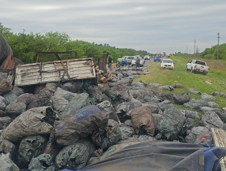 Volcó un camión con carbón y quedó totalmente cortada la ruta 16